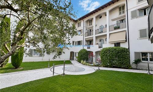 ELEGANTE TRILOCALE CON GIARDINO PRIVATO IN CONTESTO SIGNORILE